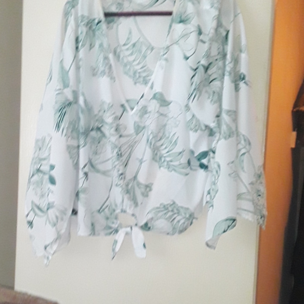 Soho tie top beautiful flowy sleeves